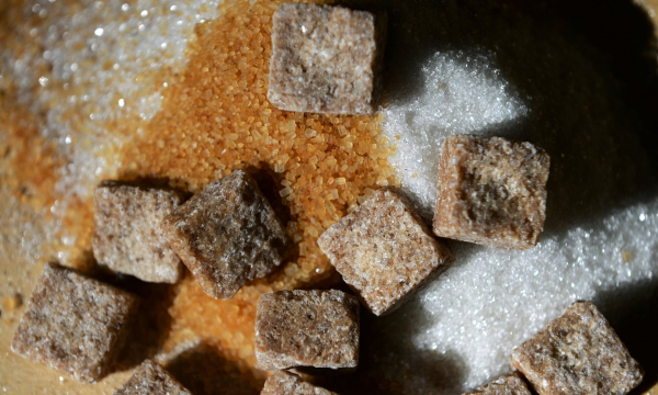 Действительно ли коричневый сахар полезен для здоровья и лучше ли он белого?