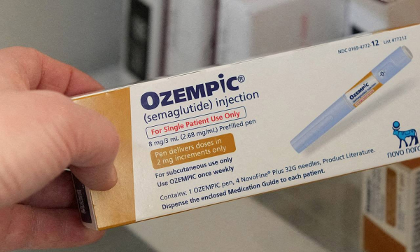 Хирурги назвали выдающую прием «Оземпика» деталь внешности звезд