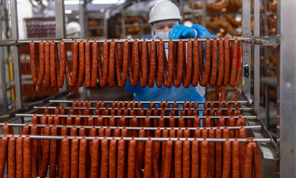 Специалисты предупредили об опасности мясного клея в колбасах и молочной продукции